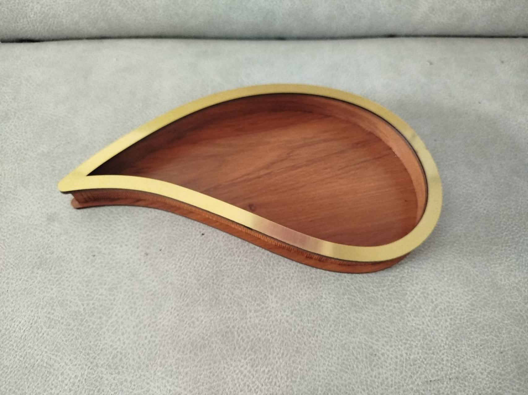 تصویر 2 محصول سینی چوبی لوکس با لبه طلایی